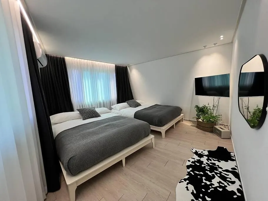 Апартаменты Bibi House In Hongdae Сеул Южная Корея